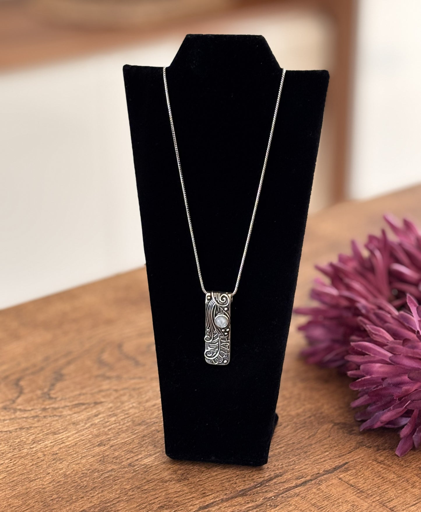Gold/Silver Ornate Rectangle Gemstone Pendant Necklace..