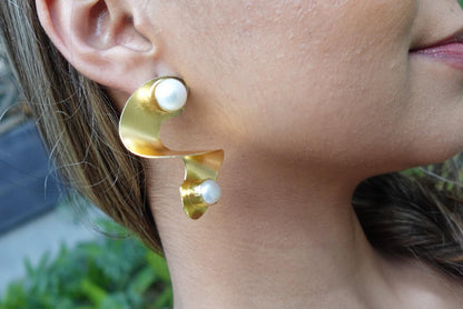 18K Gold-plated Gilded Wave Moonstone Earrings.