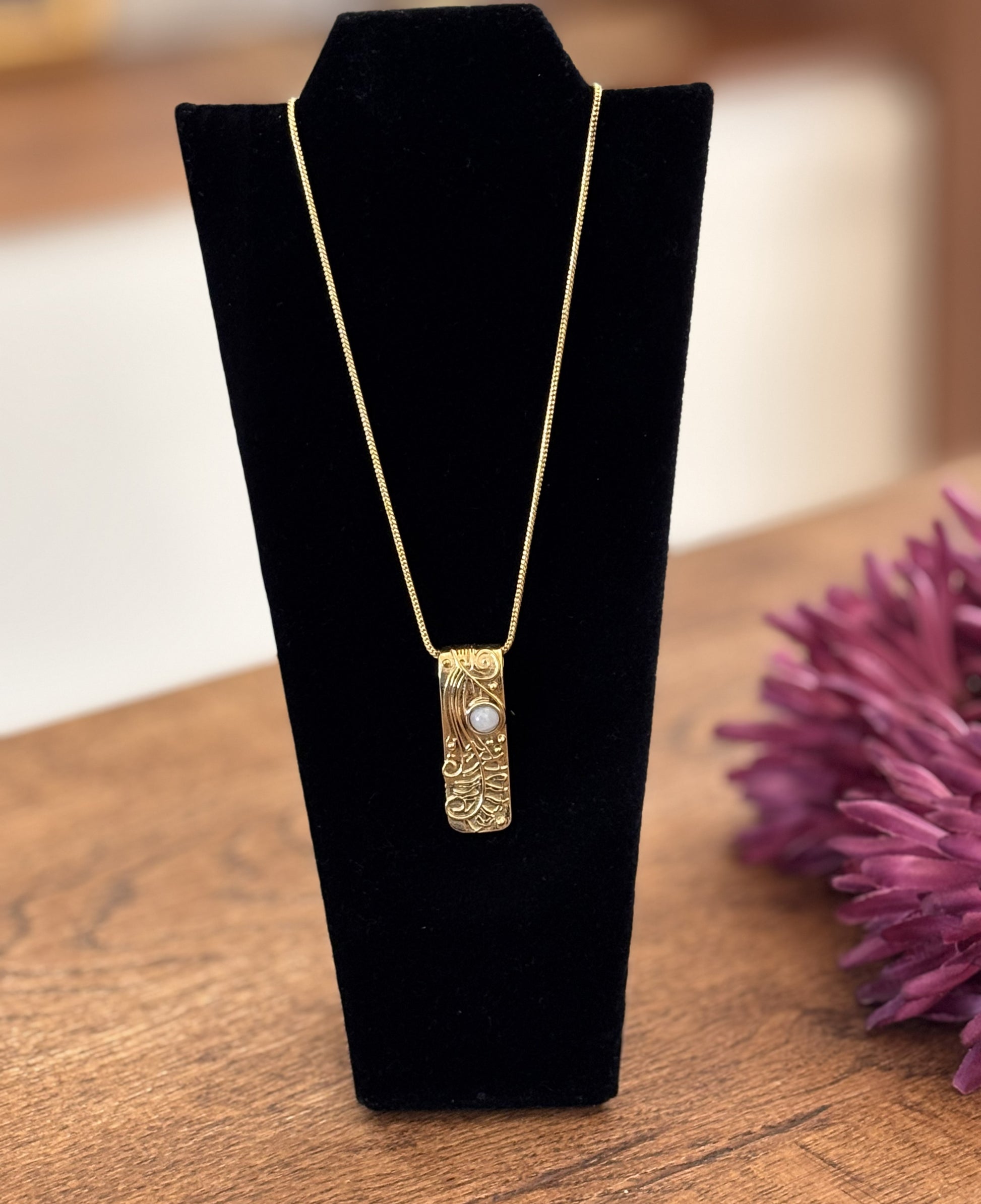 Gold/Silver Ornate Rectangle Gemstone Pendant Necklace..