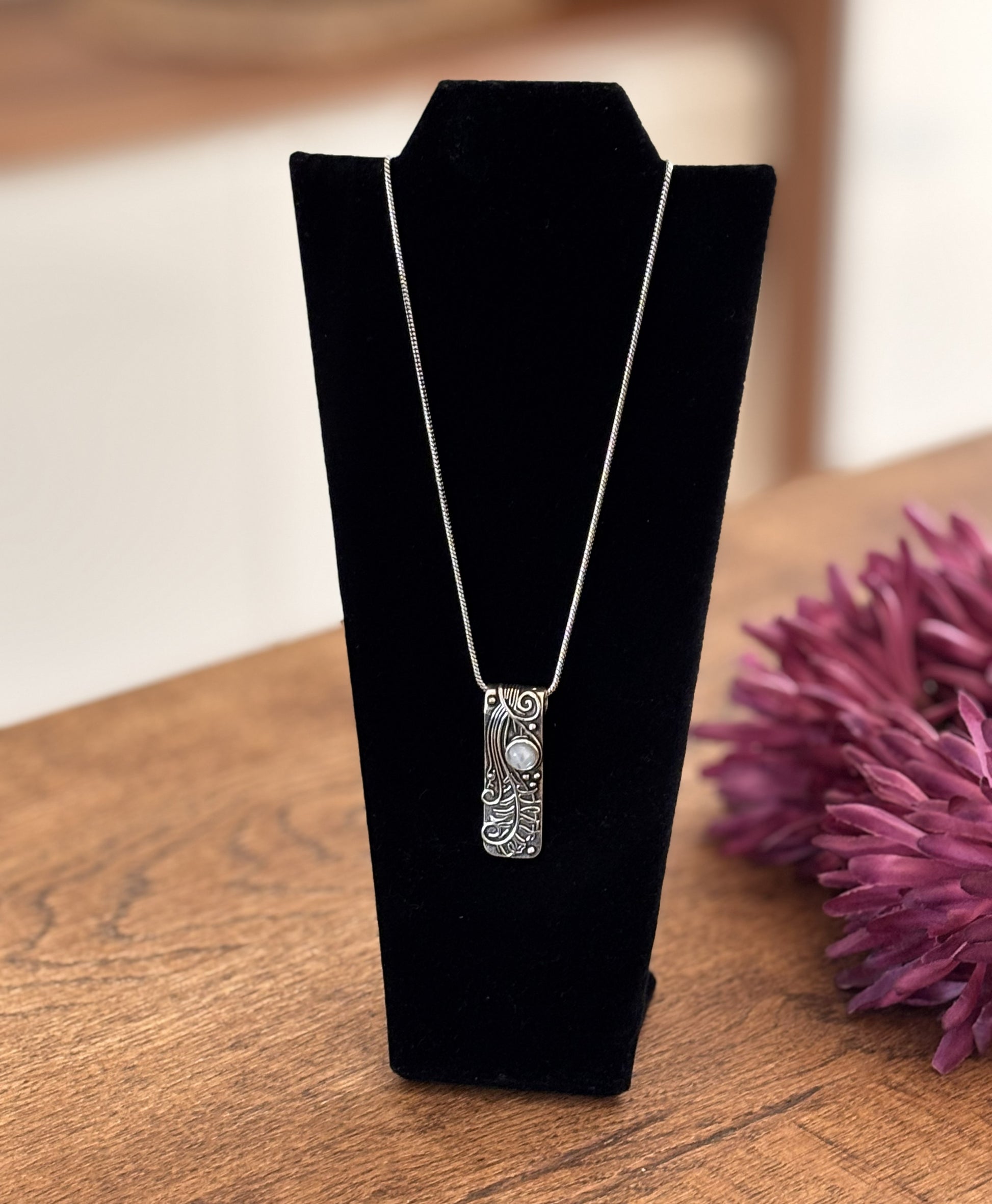Gold/Silver Ornate Rectangle Gemstone Pendant Necklace..