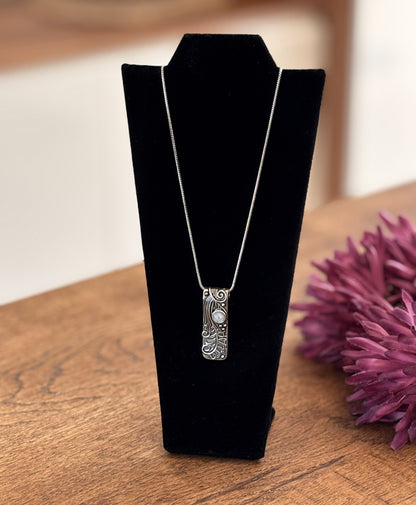 Gold/Silver Ornate Rectangle Gemstone Pendant Necklace..