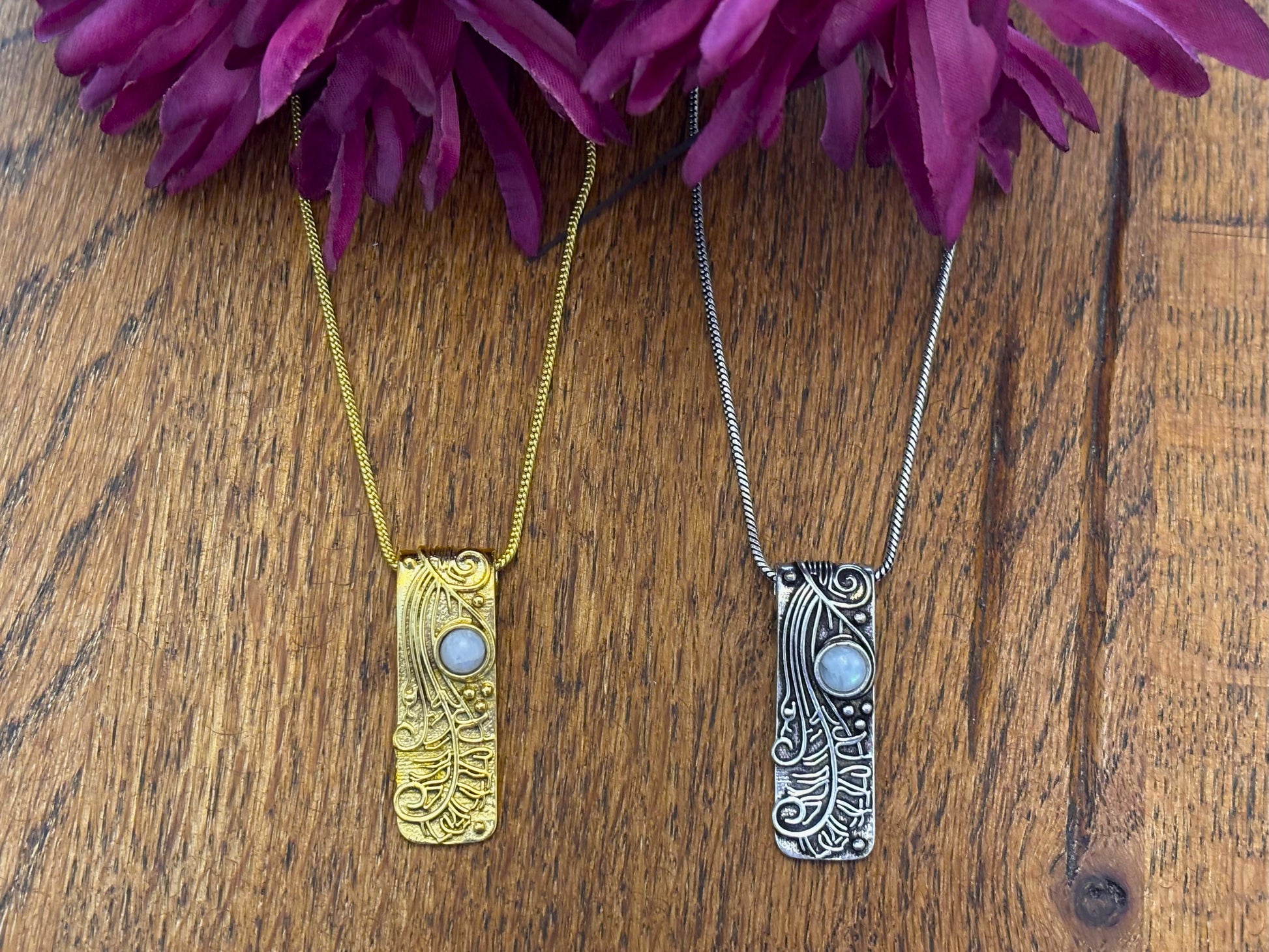 Gold/Silver Ornate Rectangle Gemstone Pendant Necklace..