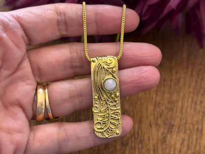 Gold/Silver Ornate Rectangle Gemstone Pendant Necklace..