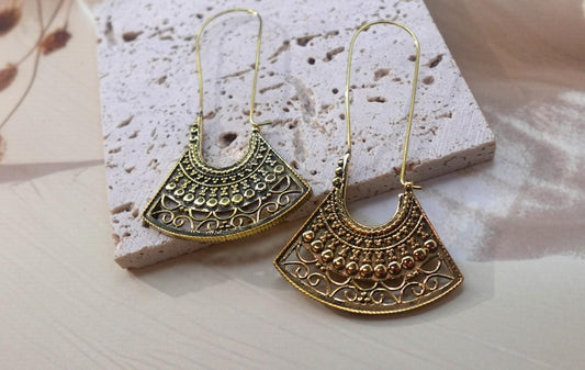 Fan-Shaped Tribal Brass Earrings - Unique fan-shaped mandala earrings with ethnic filigree details in brass.