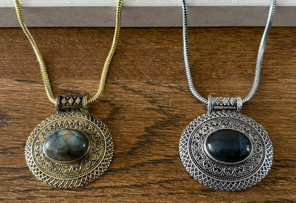 Vintage Boho Natural Stone Statement Necklace – Antique Gold & Silver Tone Medallion Necklace