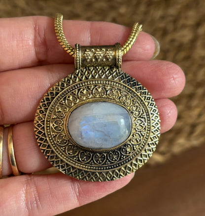 Vintage Boho Natural Stone Statement Necklace – Antique Gold & Silver Tone Medallion Necklace