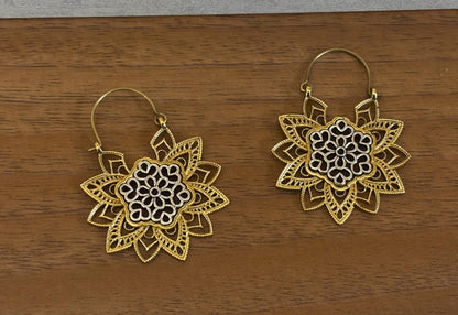 Two-Tone Floral Drop Earrings – Gold & Silver Statement Design.