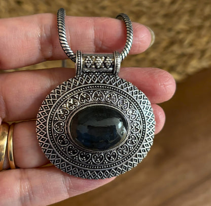 Vintage Boho Natural Stone Statement Necklace – Antique Gold & Silver Tone Medallion Necklace