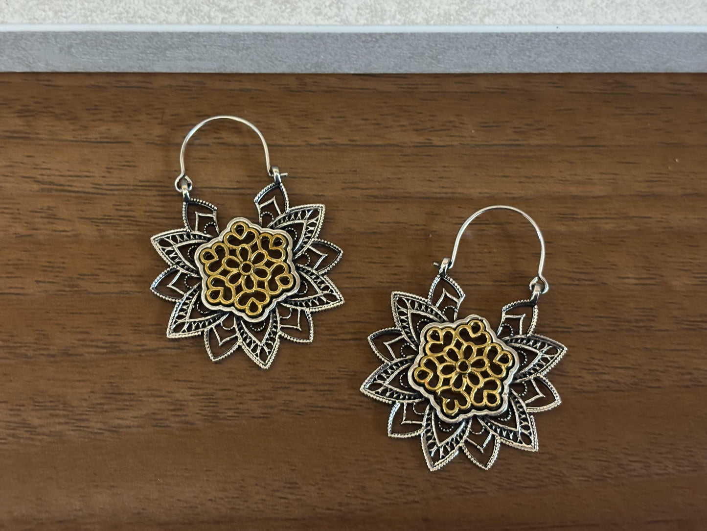 Two-Tone Floral Drop Earrings – Gold & Silver Statement Design.
