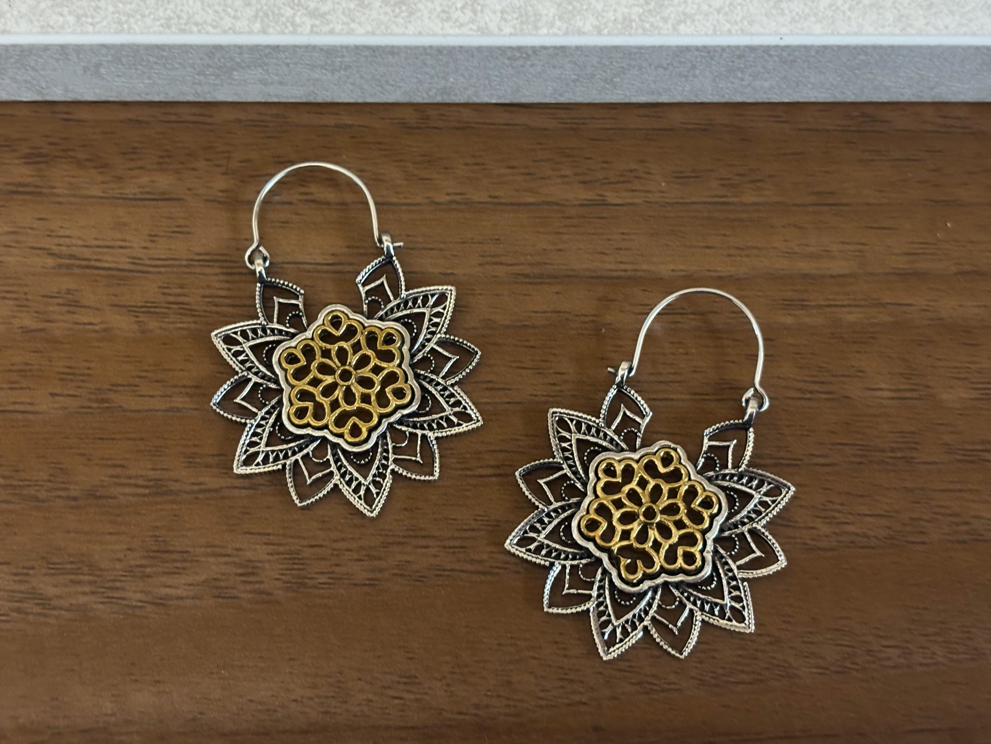 Two-Tone Floral Drop Earrings – Gold & Silver Statement Design.